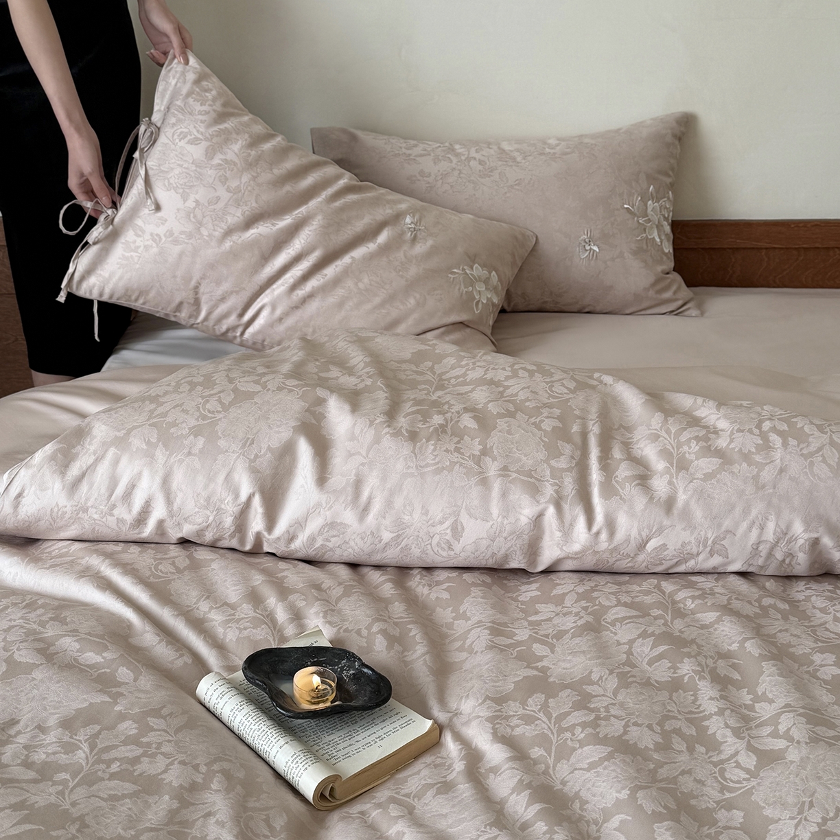 91家纺网 家纺一手货源 找家纺 鹿班家居 2026春季新品100S长绒棉提花刺绣系列四件套-花栖 标准会员-20元 花栖-粉色