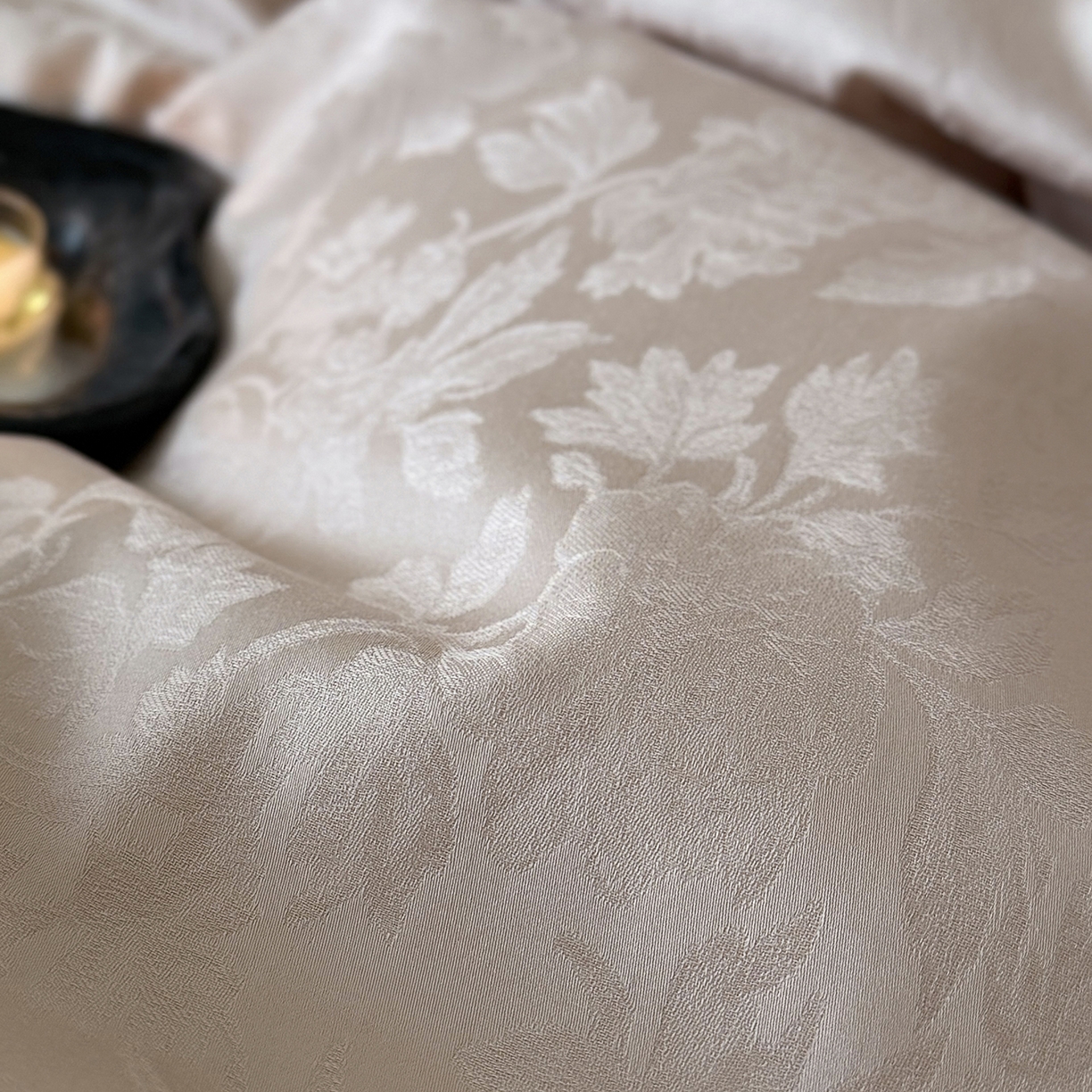 91家纺网 家纺一手货源 找家纺 鹿班家居 2026春季新品100S长绒棉提花刺绣系列四件套-花栖 标准会员-20元 花栖-粉色