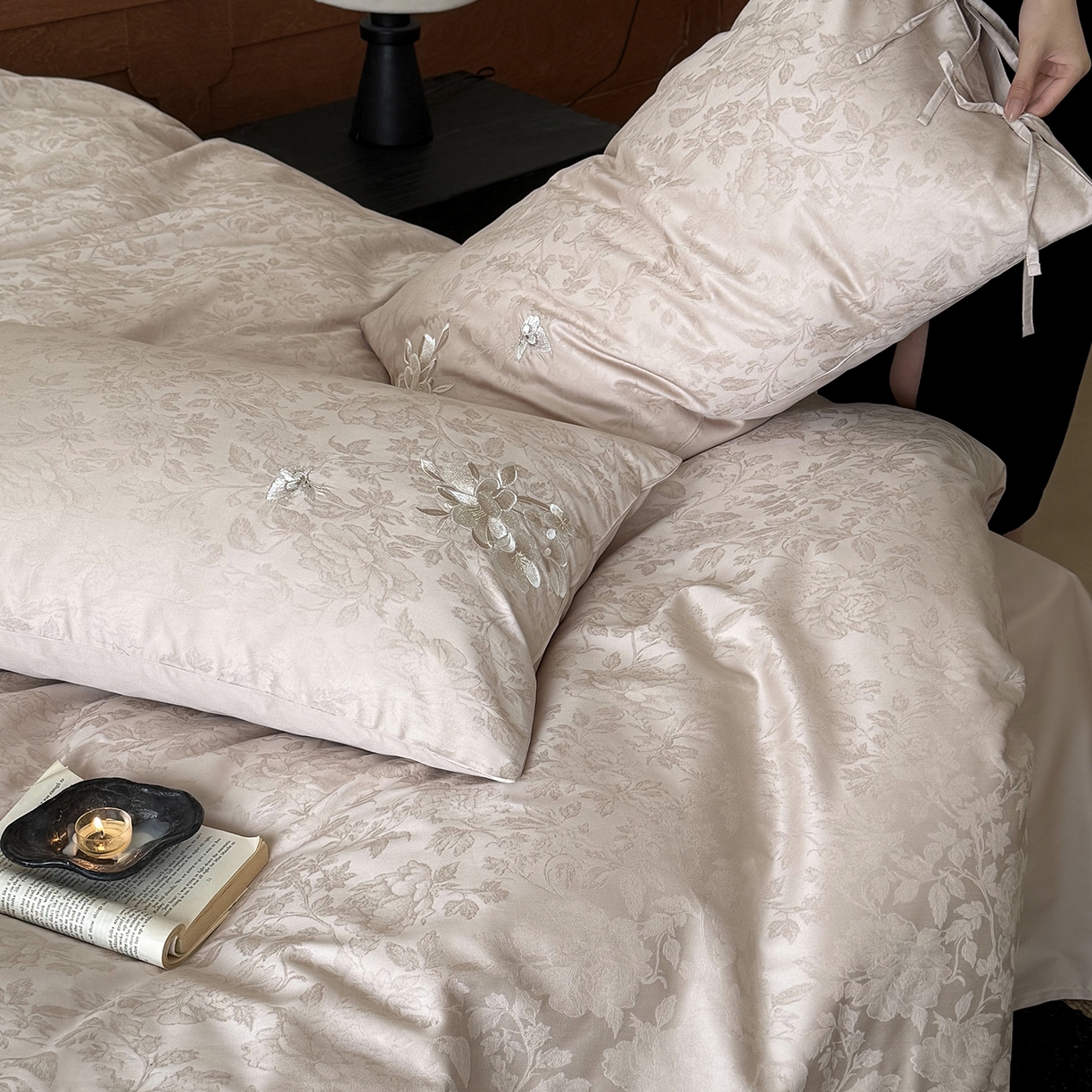 91家纺网 家纺一手货源 找家纺 鹿班家居 2026春季新品100S长绒棉提花刺绣系列四件套-花栖 标准会员-20元 花栖-粉色