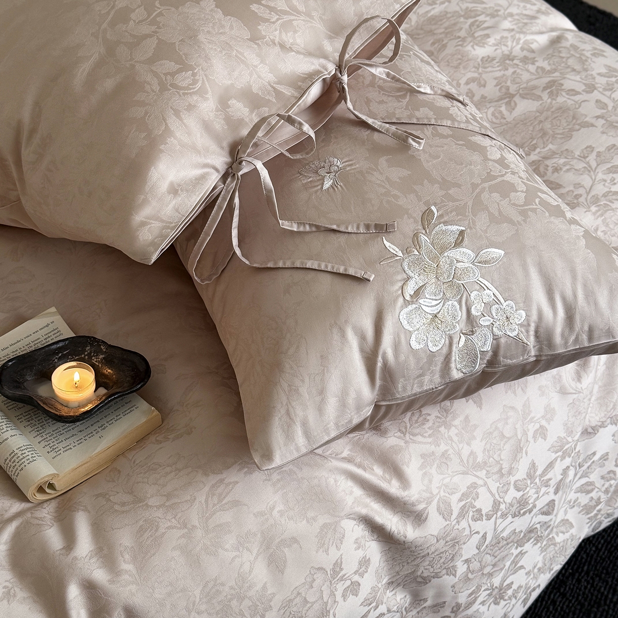 91家纺网 家纺一手货源 找家纺 鹿班家居 2026春季新品100S长绒棉提花刺绣系列四件套-花栖 标准会员-20元 花栖-粉色