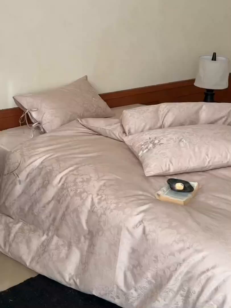 91家纺网 家纺一手货源 找家纺 鹿班家居 2026春季新品100S长绒棉提花刺绣系列四件套-花栖 标准会员-20元 花栖-粉色