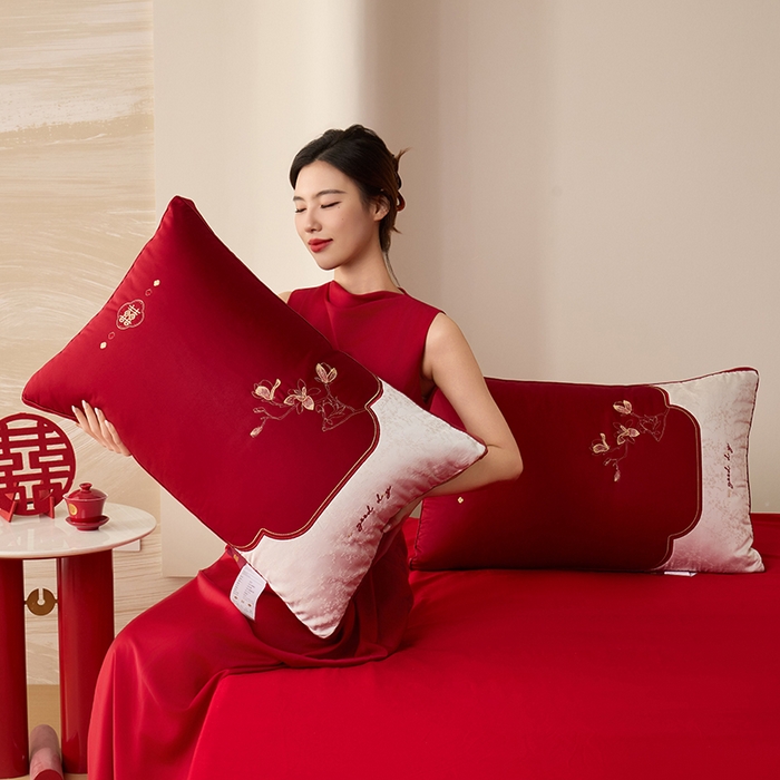 91家纺网 家纺一手货源 找家纺 （总）昕科 2026新款玉兰喜事婚庆枕-大红婚庆喜庆枕芯刺绣结婚枕头