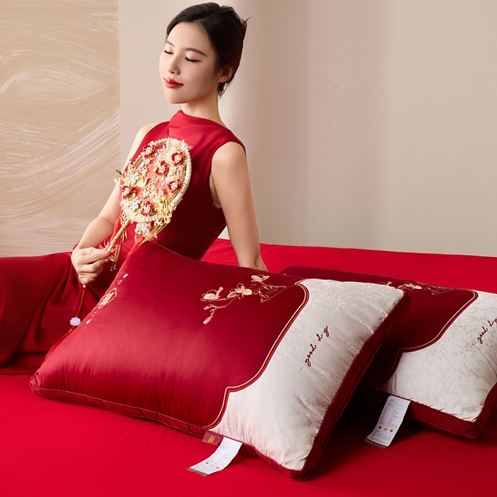 91家纺网 家纺一手货源 找家纺 （总）昕科 2026新款玉兰喜事婚庆枕-大红婚庆喜庆枕芯刺绣结婚枕头