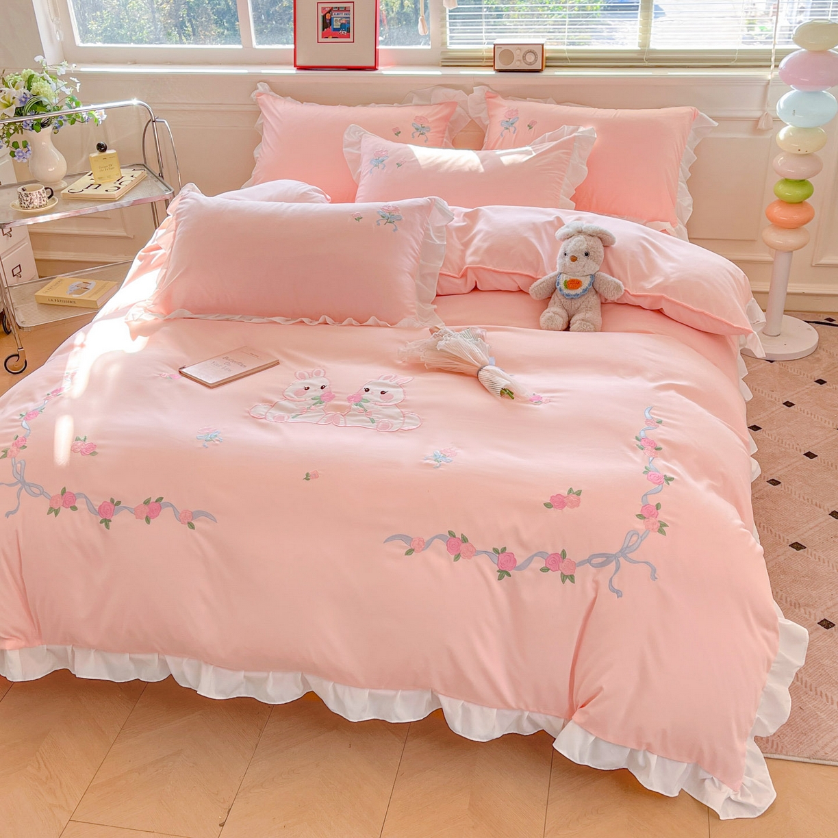 91家纺网 家纺一手货源 找家纺 雨菲家纺 2026新款水洗棉贴布绣公主风荷叶花边四件套-花园兔 花园兔粉玉