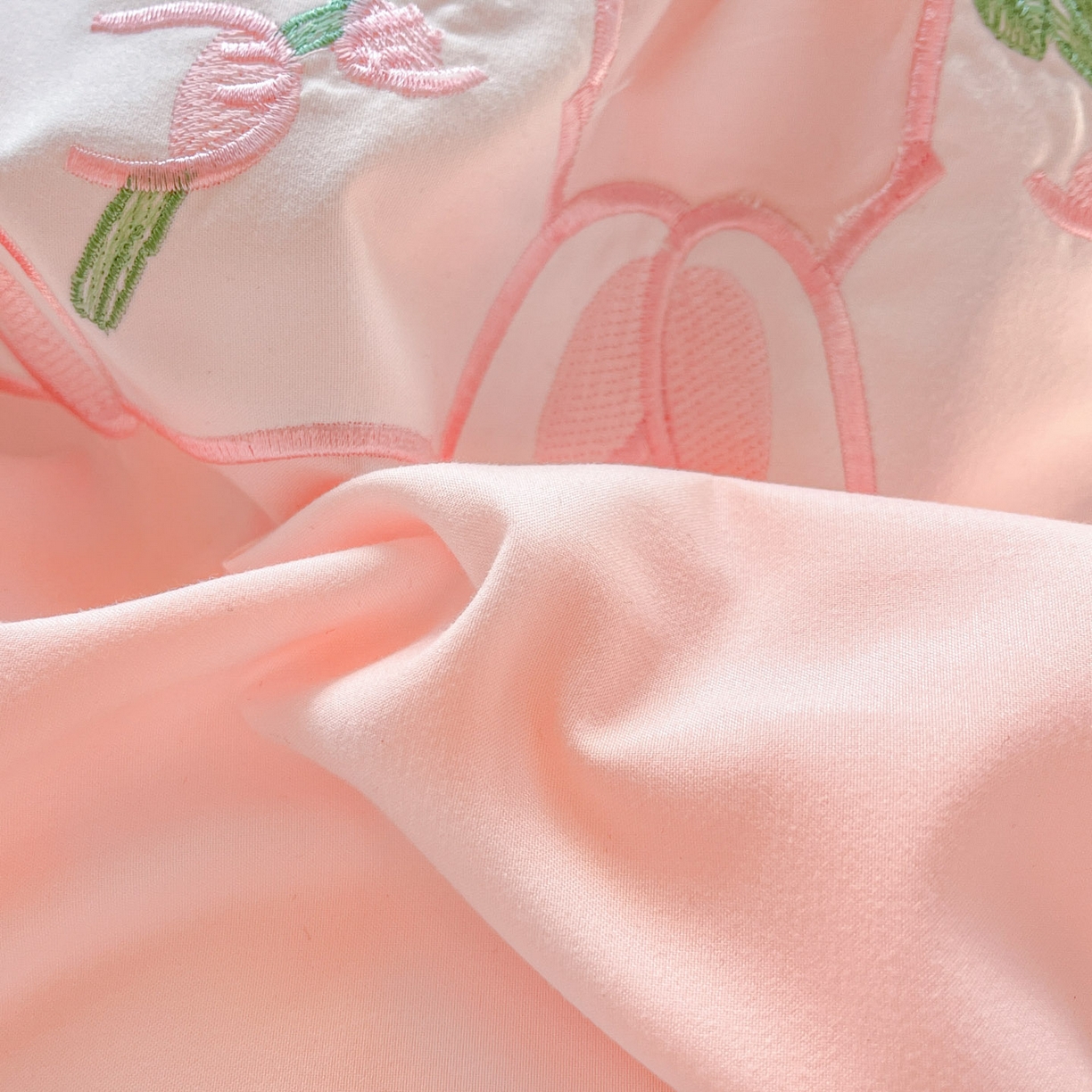 91家纺网 家纺一手货源 找家纺 雨菲家纺 2026新款水洗棉贴布绣公主风荷叶花边四件套-花园兔 花园兔粉玉