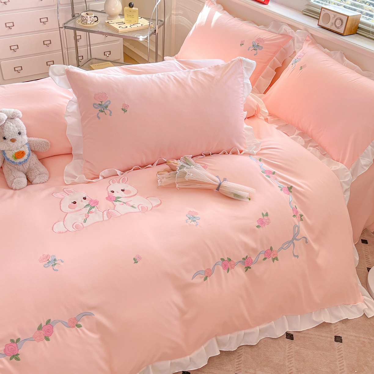 91家纺网 家纺一手货源 找家纺 雨菲家纺 2026新款水洗棉贴布绣公主风荷叶花边四件套-花园兔 花园兔粉玉