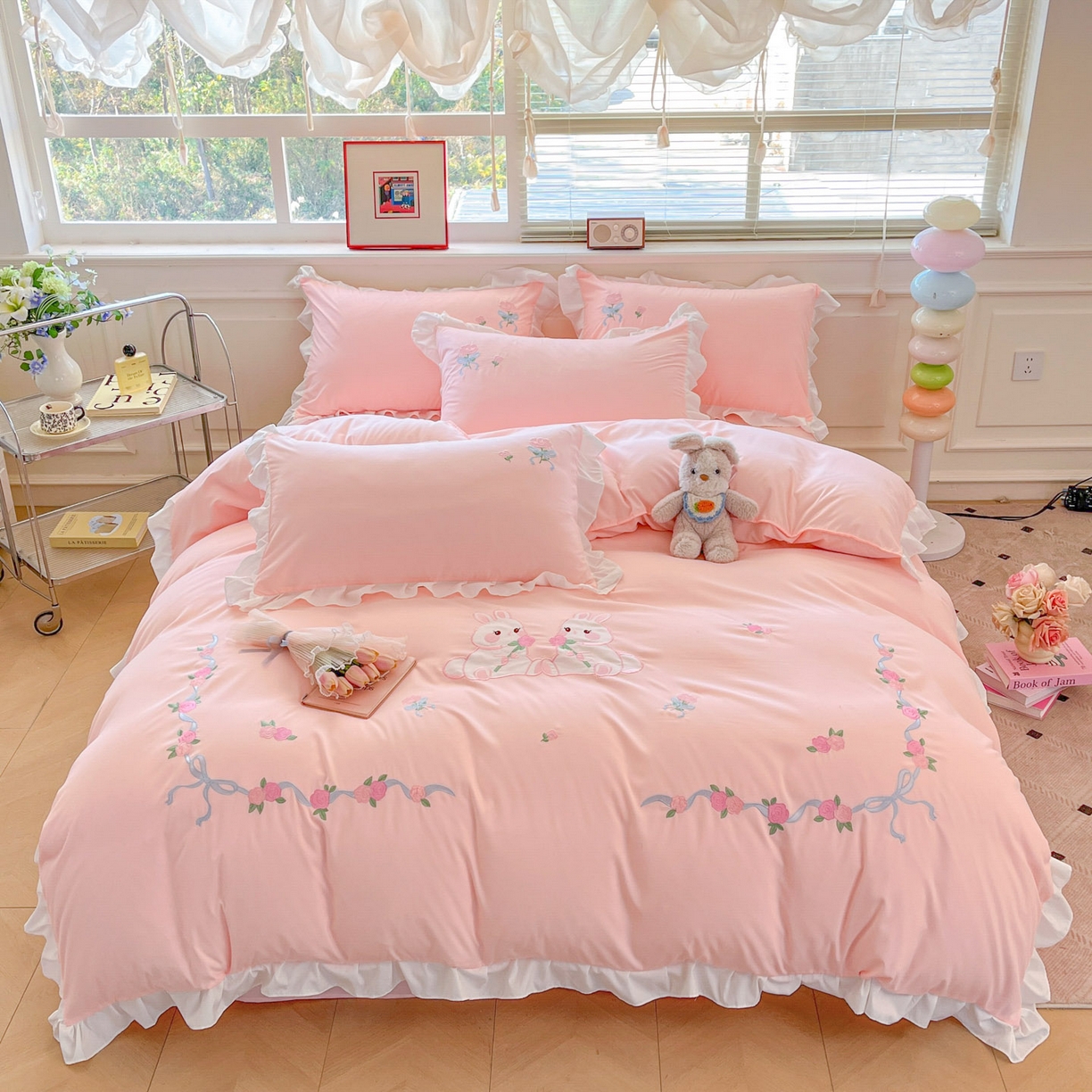 91家纺网 家纺一手货源 找家纺 雨菲家纺 2026新款水洗棉贴布绣公主风荷叶花边四件套-花园兔 花园兔粉玉