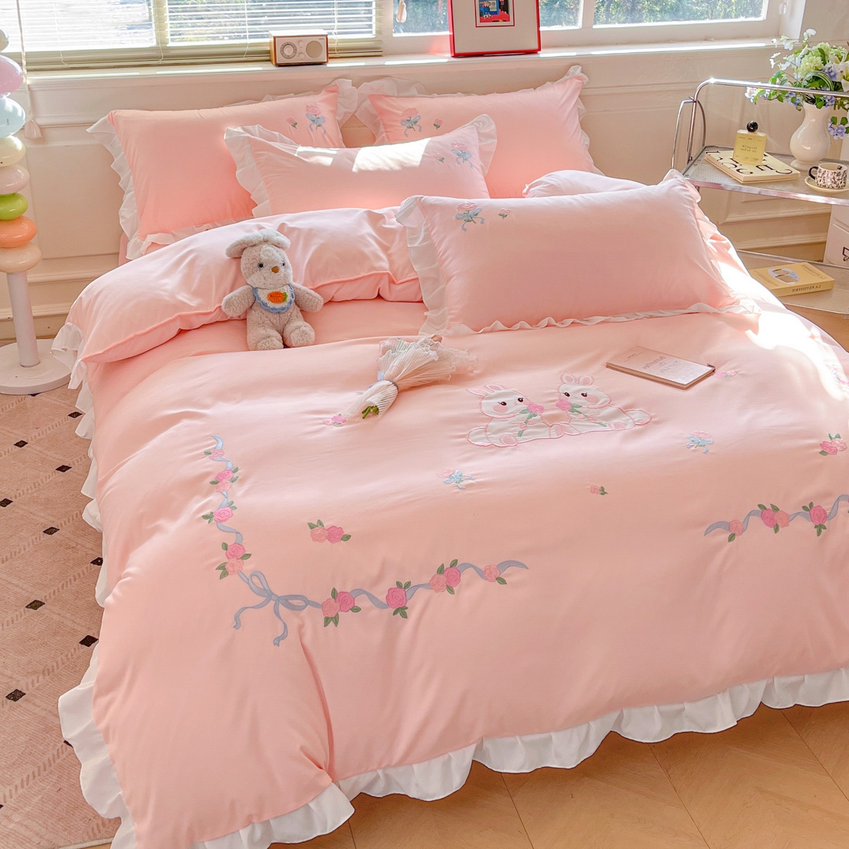 91家纺网 家纺一手货源 找家纺 雨菲家纺 2026新款水洗棉贴布绣公主风荷叶花边四件套-花园兔 花园兔粉玉