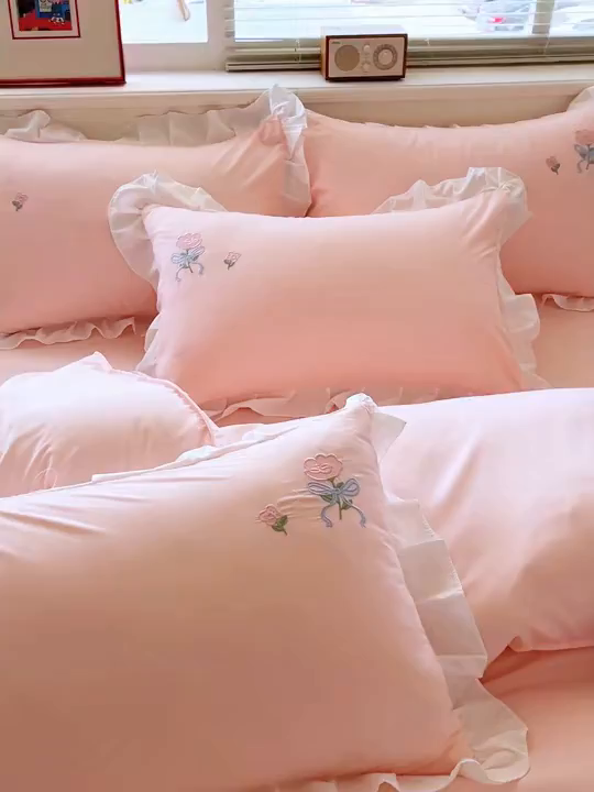 91家纺网 家纺一手货源 找家纺 雨菲家纺 2026新款水洗棉贴布绣公主风荷叶花边四件套-花园兔 花园兔粉玉