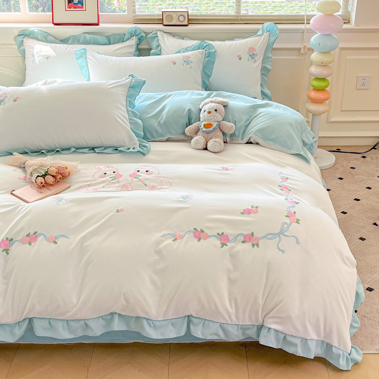 91家纺网 家纺一手货源 找家纺 雨菲家纺 2026新款水洗棉贴布绣公主风荷叶花边四件套-花园兔 花园兔白绿