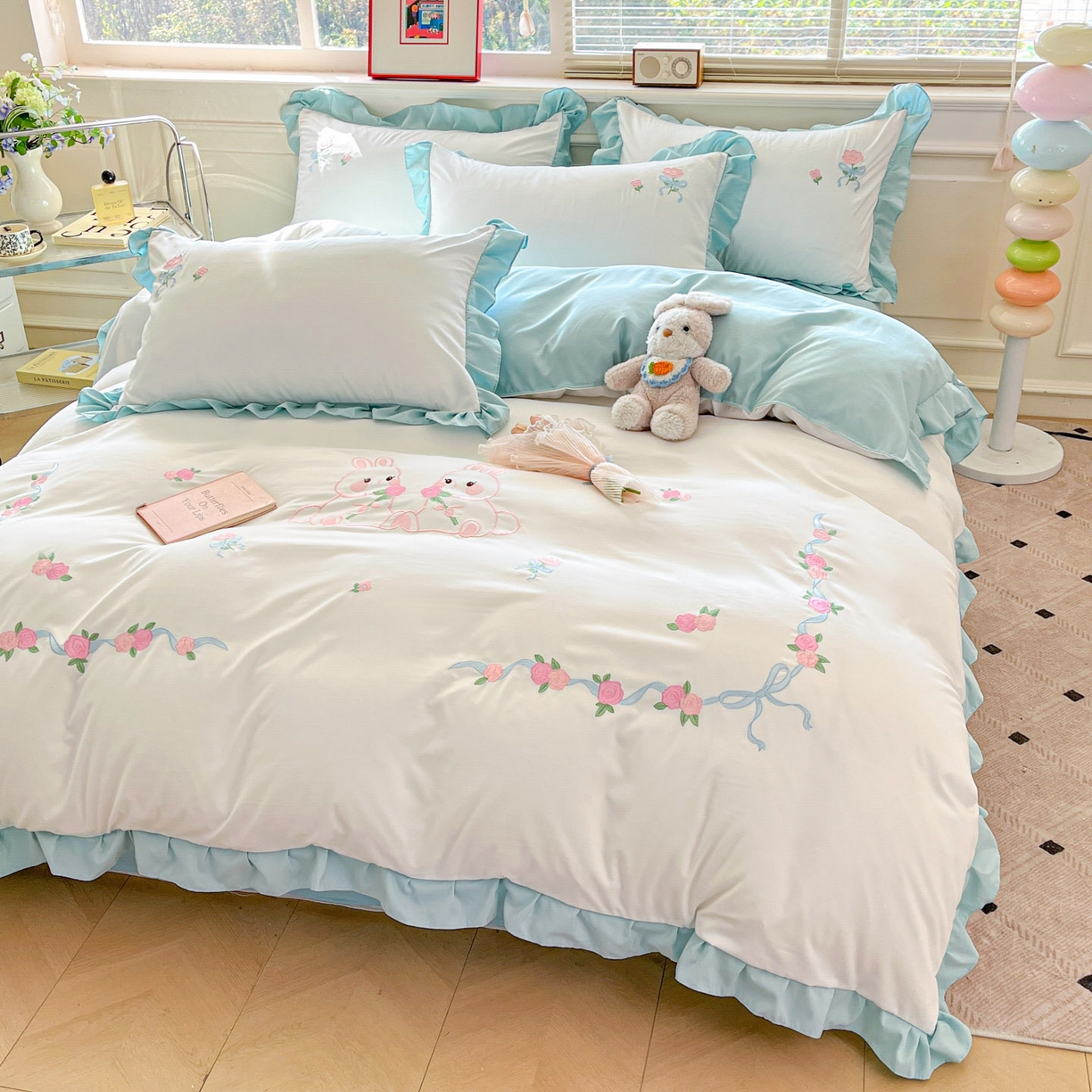 91家纺网 家纺一手货源 找家纺 雨菲家纺 2026新款水洗棉贴布绣公主风荷叶花边四件套-花园兔 花园兔白绿