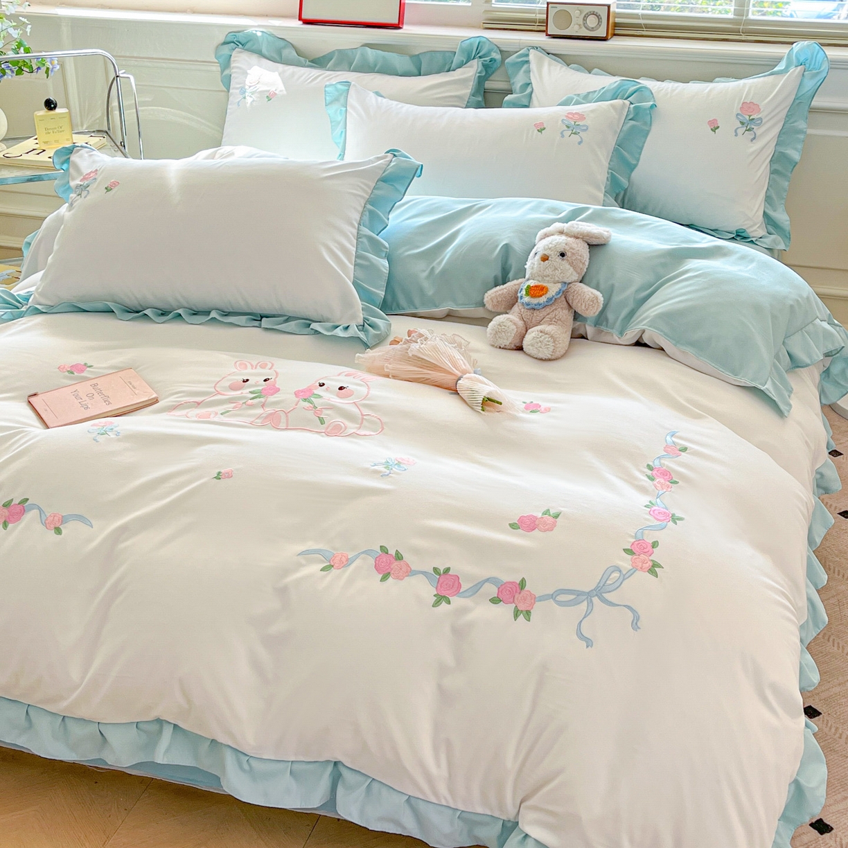 91家纺网 家纺一手货源 找家纺 雨菲家纺 2026新款水洗棉贴布绣公主风荷叶花边四件套-花园兔 花园兔白绿