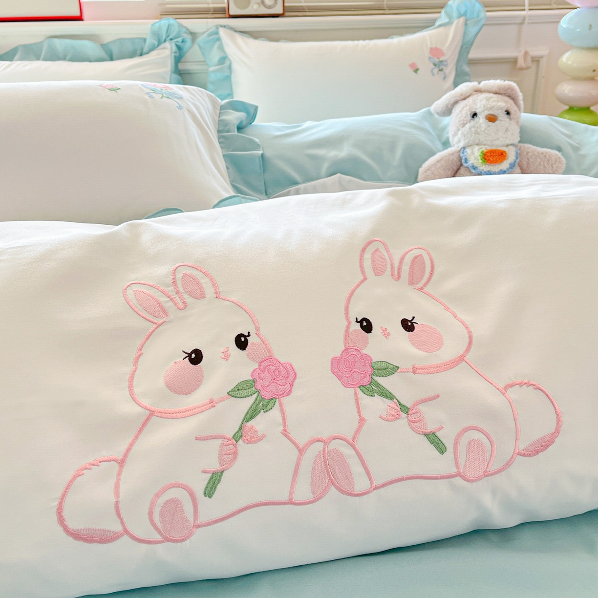 91家纺网 家纺一手货源 找家纺 雨菲家纺 2026新款水洗棉贴布绣公主风荷叶花边四件套-花园兔 花园兔白绿