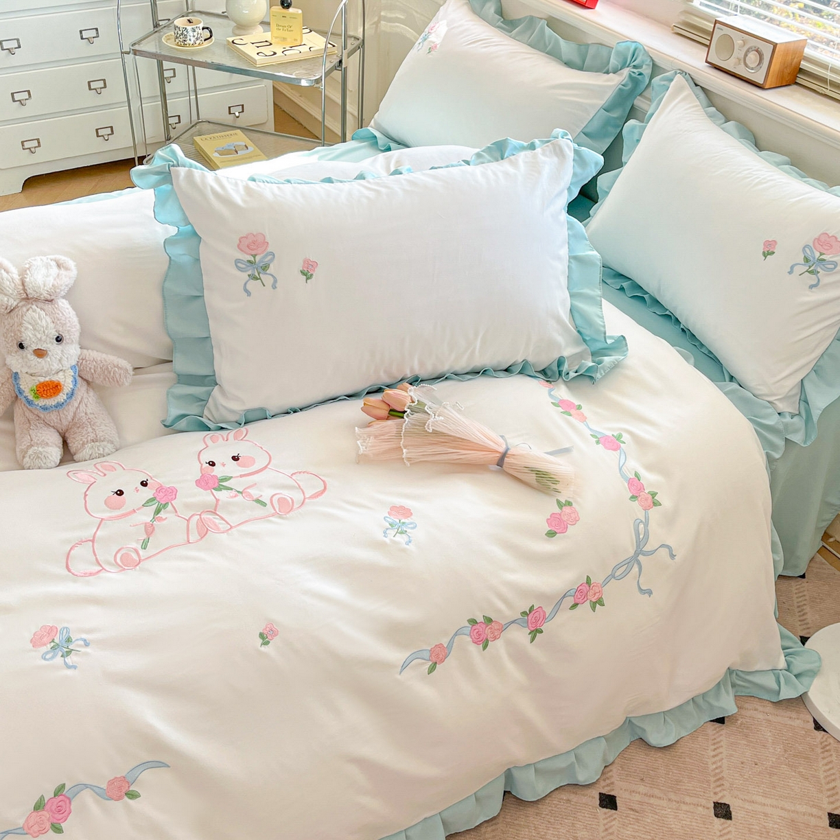 91家纺网 家纺一手货源 找家纺 雨菲家纺 2026新款水洗棉贴布绣公主风荷叶花边四件套-花园兔 花园兔白绿