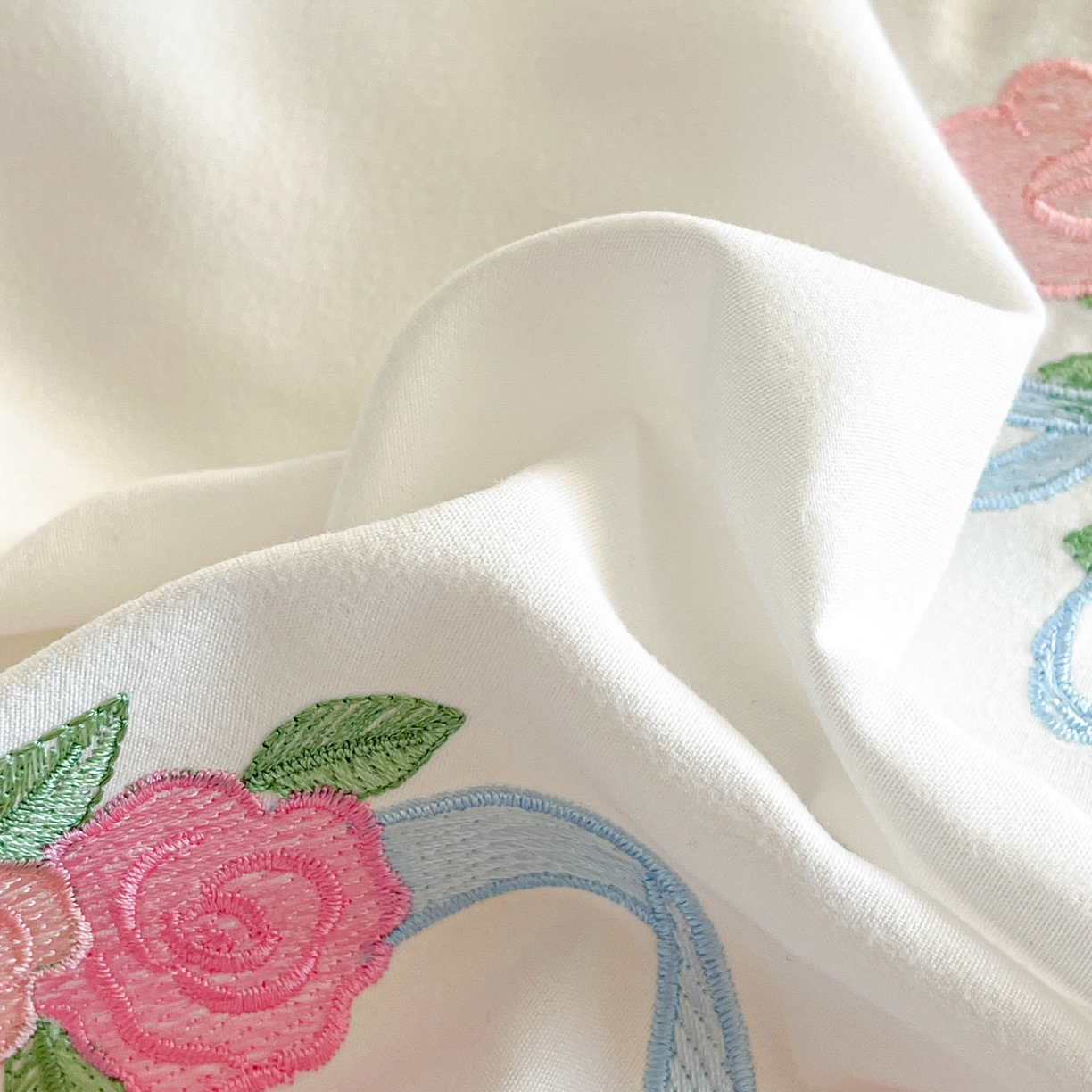 91家纺网 家纺一手货源 找家纺 雨菲家纺 2026新款水洗棉贴布绣公主风荷叶花边四件套-花园兔 花园兔白绿
