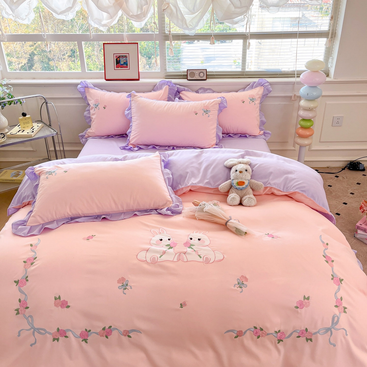 91家纺网 家纺一手货源 找家纺 雨菲家纺 2026新款水洗棉贴布绣公主风荷叶花边四件套-花园兔 花园兔粉紫