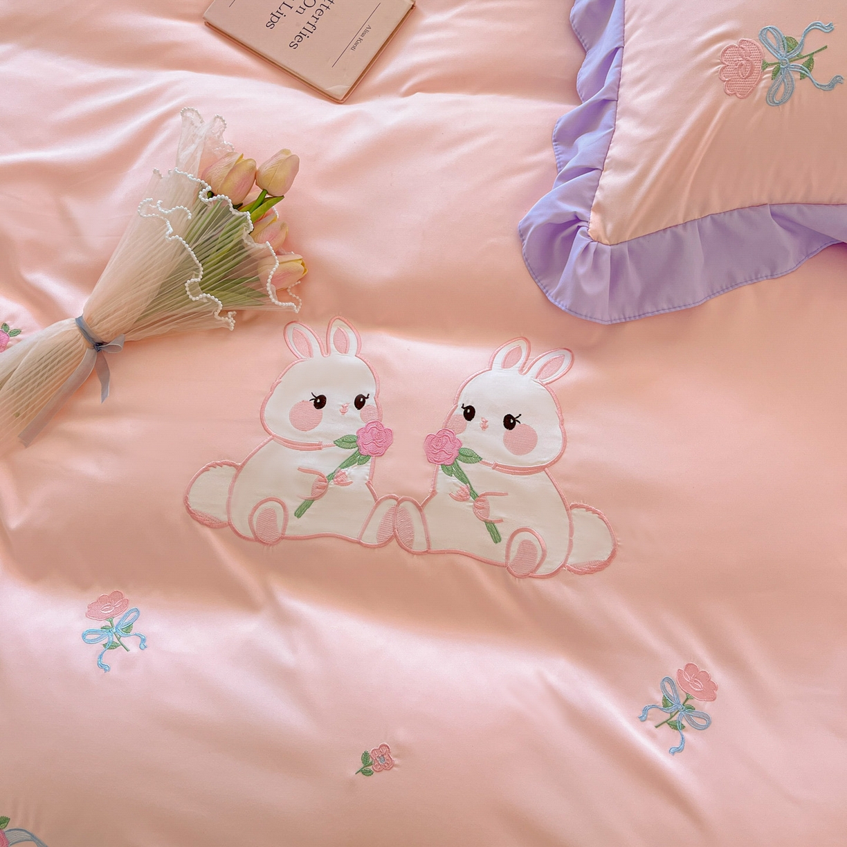 91家纺网 家纺一手货源 找家纺 雨菲家纺 2026新款水洗棉贴布绣公主风荷叶花边四件套-花园兔 花园兔粉紫