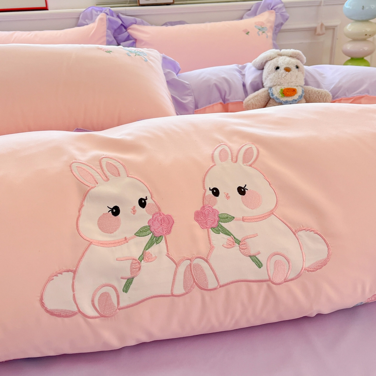 91家纺网 家纺一手货源 找家纺 雨菲家纺 2026新款水洗棉贴布绣公主风荷叶花边四件套-花园兔 花园兔粉紫