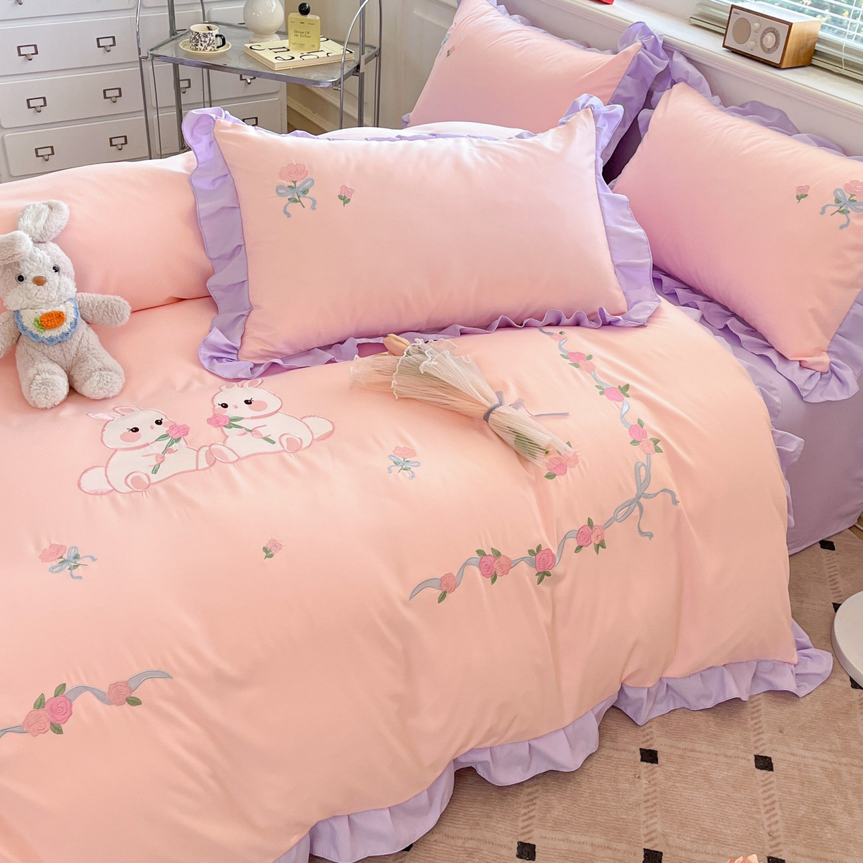 91家纺网 家纺一手货源 找家纺 雨菲家纺 2026新款水洗棉贴布绣公主风荷叶花边四件套-花园兔 花园兔粉紫
