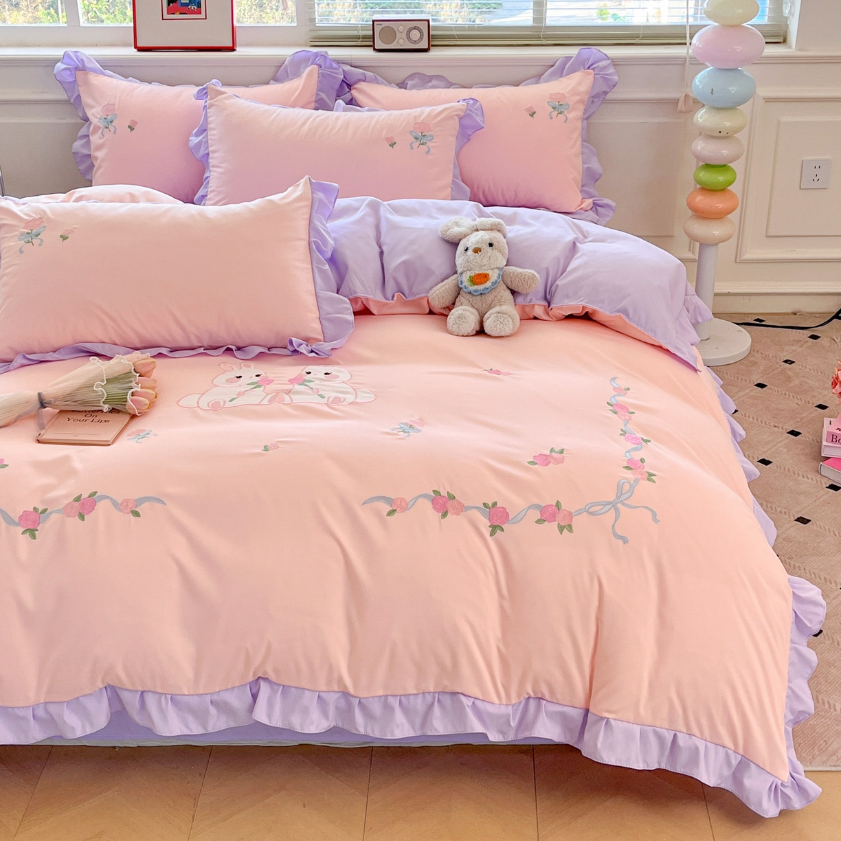 91家纺网 家纺一手货源 找家纺 雨菲家纺 2026新款水洗棉贴布绣公主风荷叶花边四件套-花园兔 花园兔粉紫