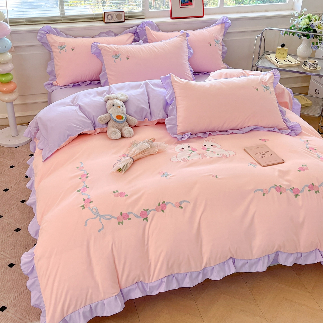 91家纺网 家纺一手货源 找家纺 雨菲家纺 2026新款水洗棉贴布绣公主风荷叶花边四件套-花园兔 花园兔粉紫