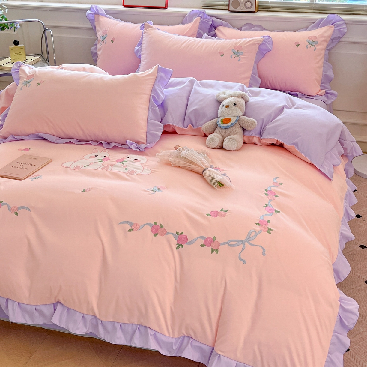 91家纺网 家纺一手货源 找家纺 雨菲家纺 2026新款水洗棉贴布绣公主风荷叶花边四件套-花园兔 花园兔粉紫