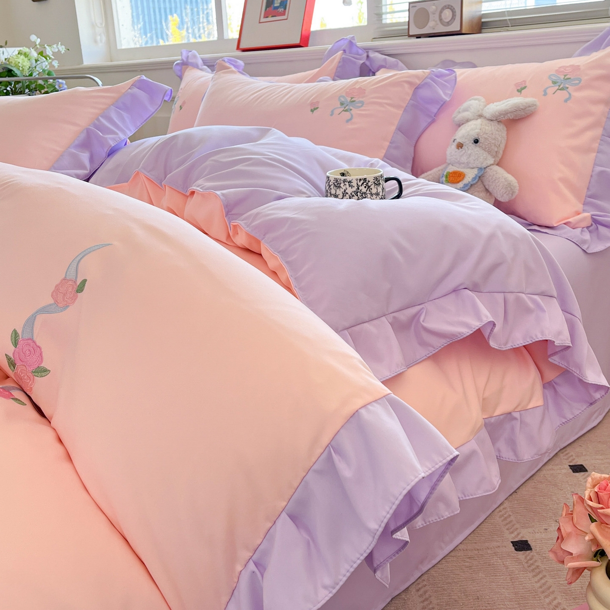 91家纺网 家纺一手货源 找家纺 雨菲家纺 2026新款水洗棉贴布绣公主风荷叶花边四件套-花园兔 花园兔粉紫