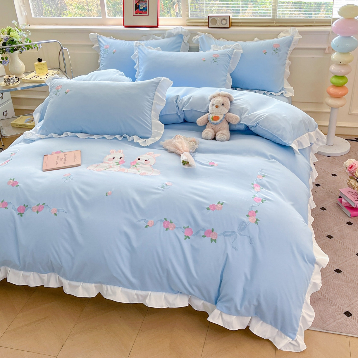 91家纺网 家纺一手货源 找家纺 雨菲家纺 2026新款水洗棉贴布绣公主风荷叶花边四件套-花园兔 花园兔浅蓝