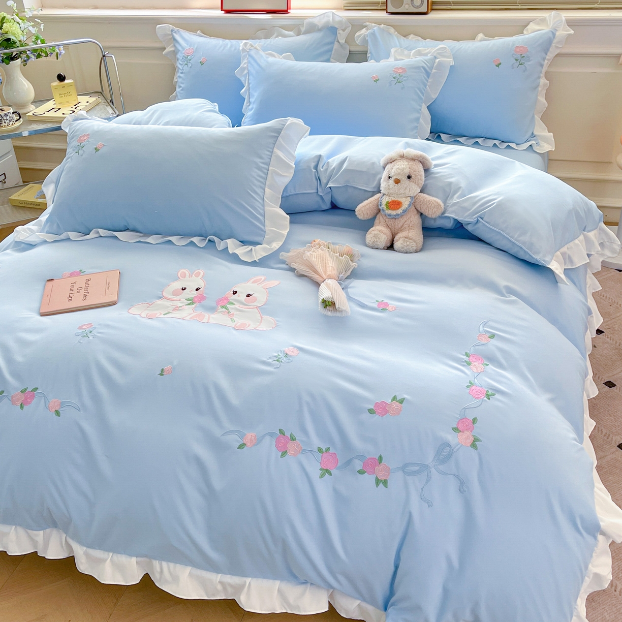 91家纺网 家纺一手货源 找家纺 雨菲家纺 2026新款水洗棉贴布绣公主风荷叶花边四件套-花园兔 花园兔浅蓝
