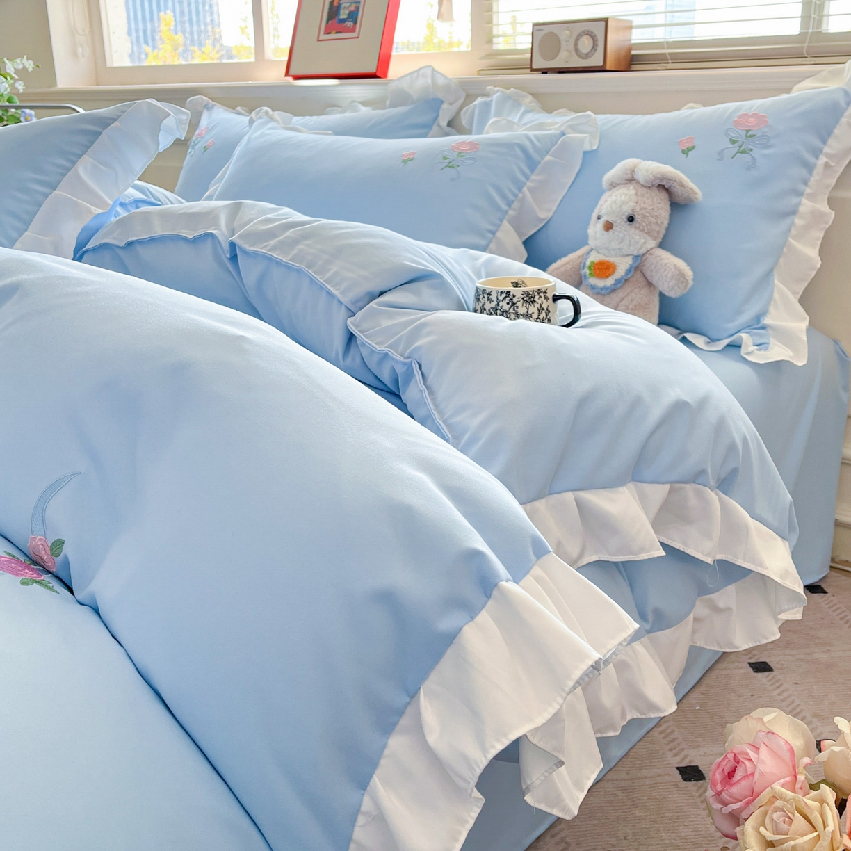 91家纺网 家纺一手货源 找家纺 雨菲家纺 2026新款水洗棉贴布绣公主风荷叶花边四件套-花园兔 花园兔浅蓝