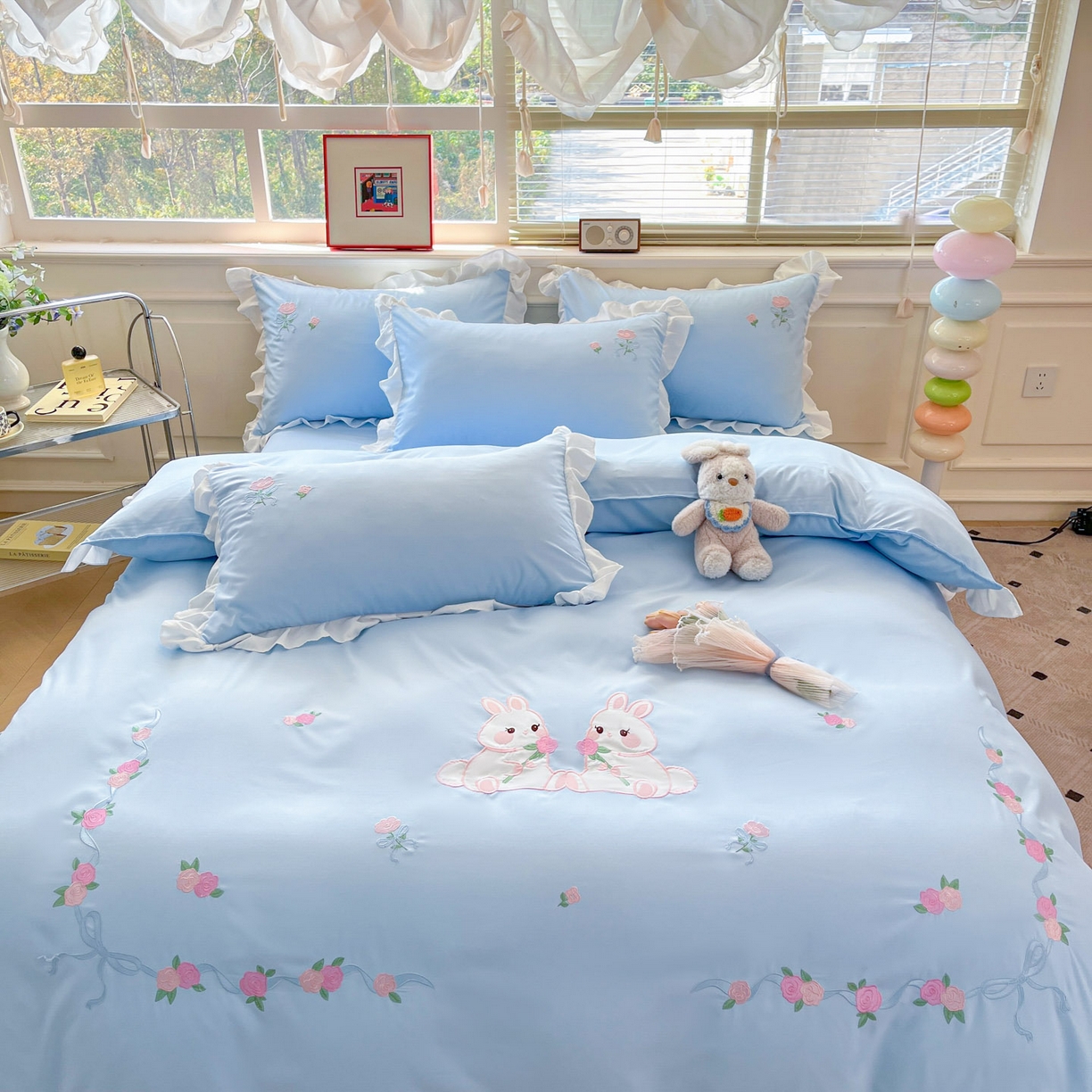 91家纺网 家纺一手货源 找家纺 雨菲家纺 2026新款水洗棉贴布绣公主风荷叶花边四件套-花园兔 花园兔浅蓝