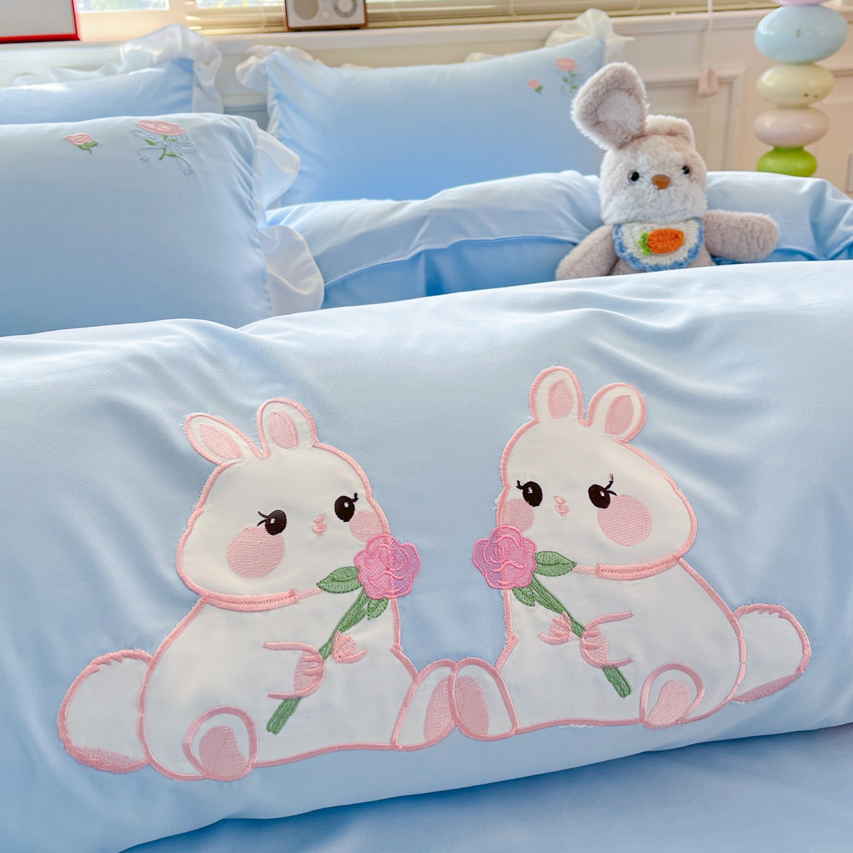 91家纺网 家纺一手货源 找家纺 雨菲家纺 2026新款水洗棉贴布绣公主风荷叶花边四件套-花园兔 花园兔浅蓝