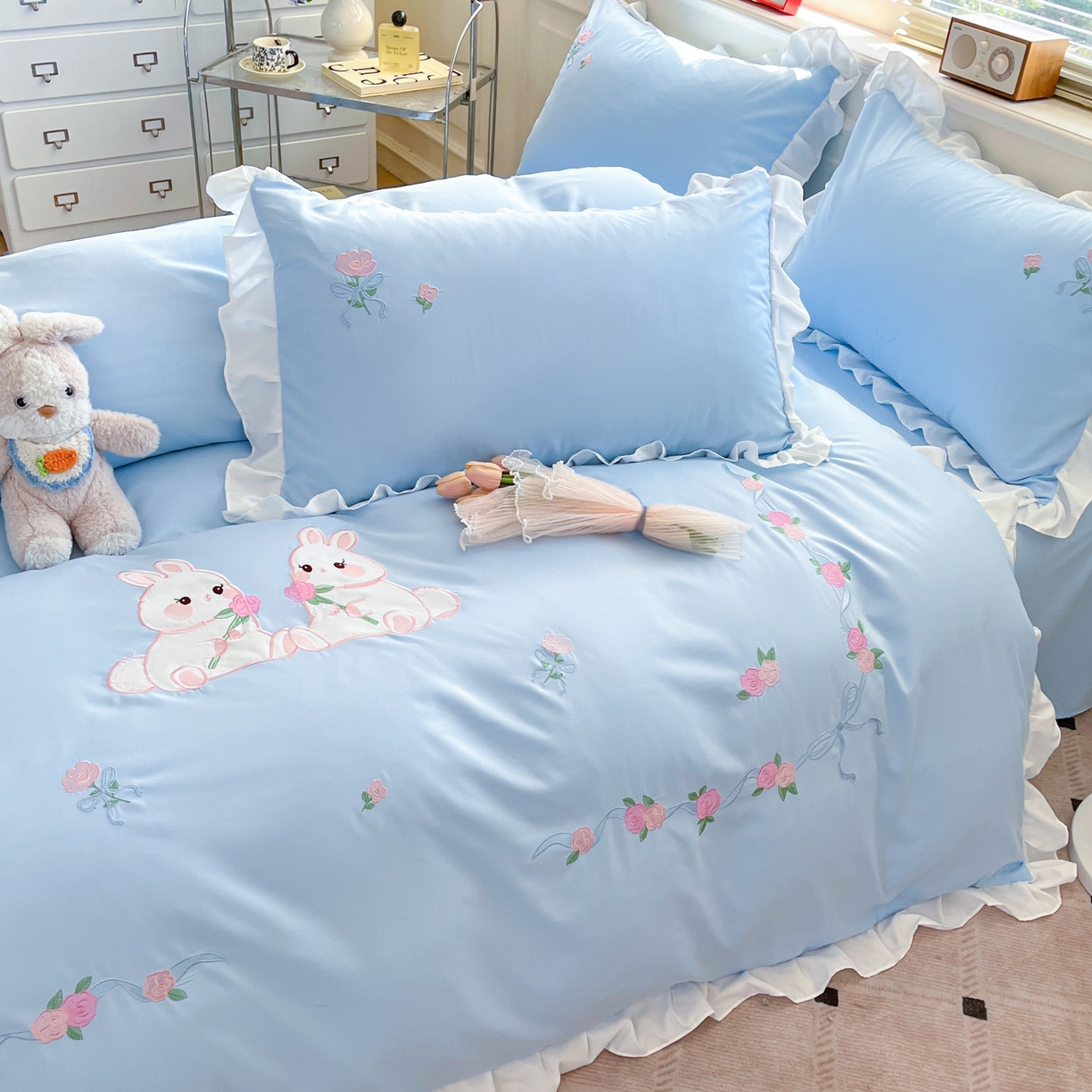 91家纺网 家纺一手货源 找家纺 雨菲家纺 2026新款水洗棉贴布绣公主风荷叶花边四件套-花园兔 花园兔浅蓝
