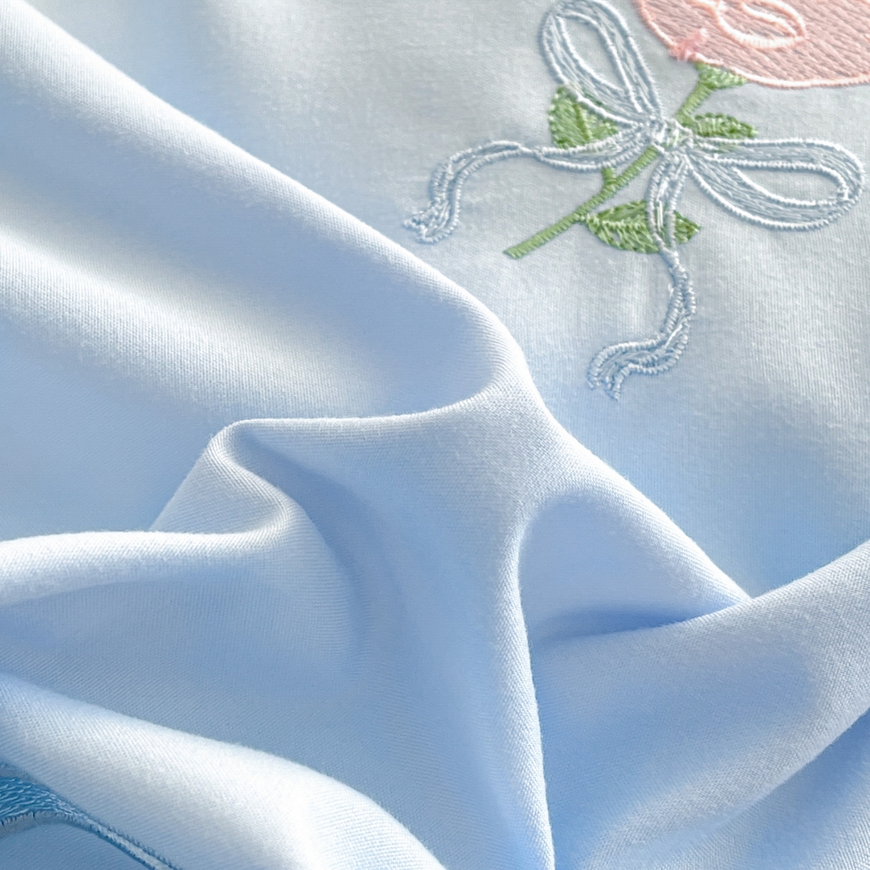 91家纺网 家纺一手货源 找家纺 雨菲家纺 2026新款水洗棉贴布绣公主风荷叶花边四件套-花园兔 花园兔浅蓝