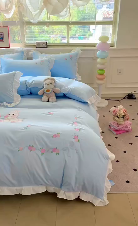 91家纺网 家纺一手货源 找家纺 雨菲家纺 2026新款水洗棉贴布绣公主风荷叶花边四件套-花园兔 花园兔浅蓝