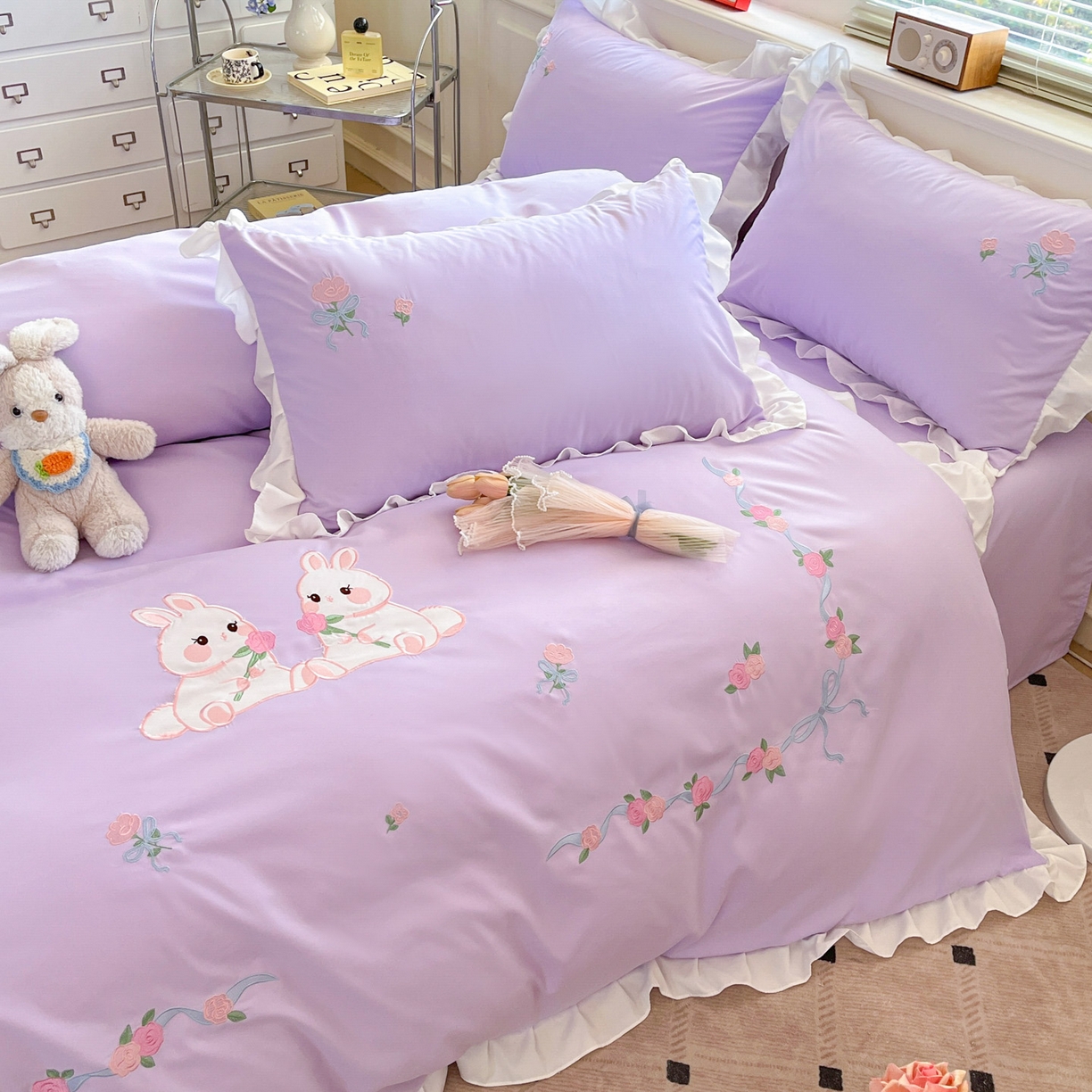 91家纺网 家纺一手货源 找家纺 雨菲家纺 2026新款水洗棉贴布绣公主风荷叶花边四件套-花园兔 花园兔浅紫