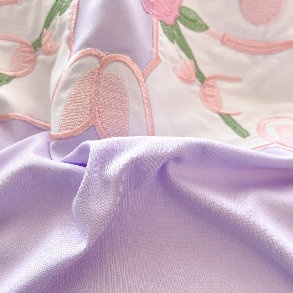 91家纺网 家纺一手货源 找家纺 雨菲家纺 2026新款水洗棉贴布绣公主风荷叶花边四件套-花园兔 花园兔浅紫