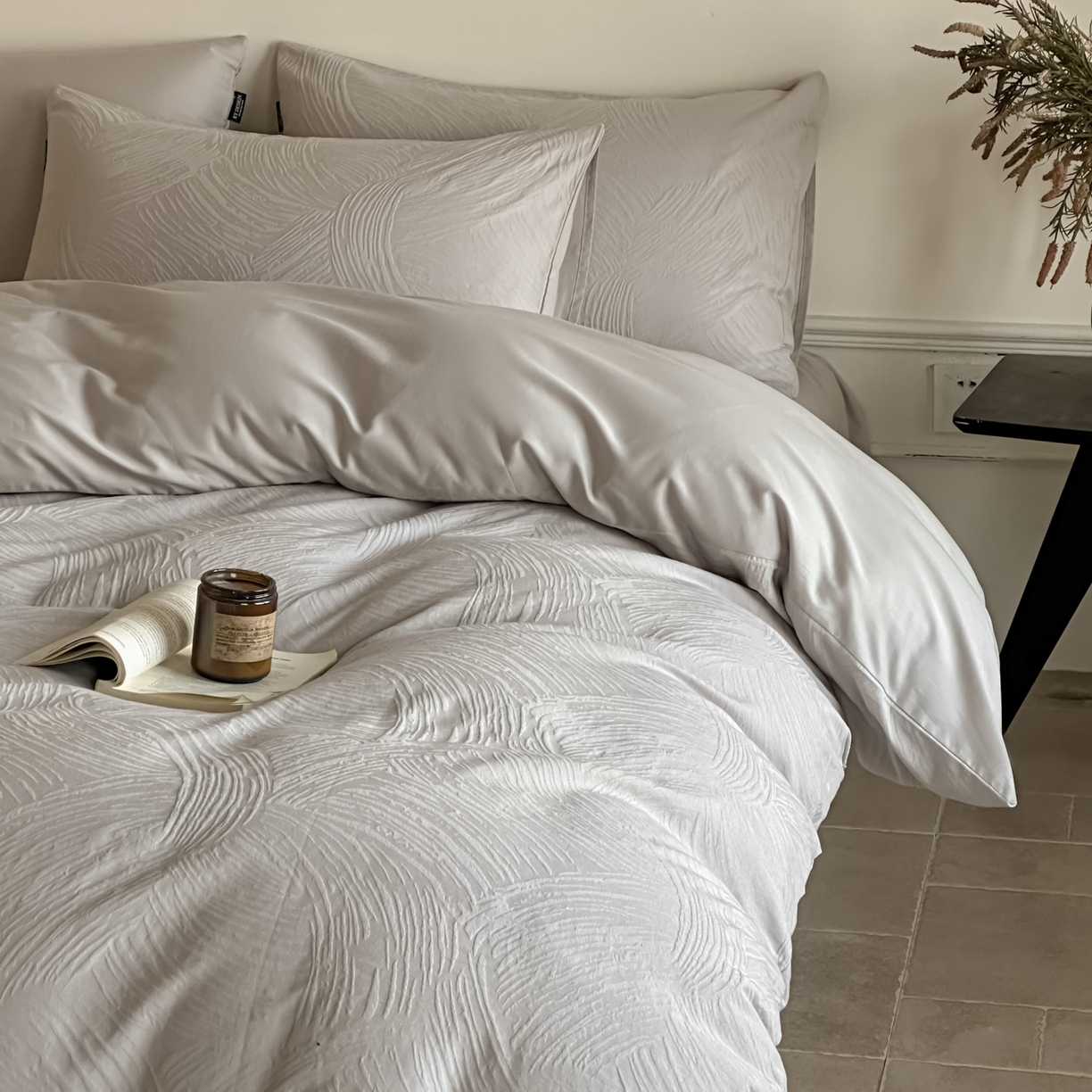 91家纺网 家纺一手货源 找家纺 如一  2026新款60S全棉水洗提花立体厚织浮雕四件套 肌理-雅致银