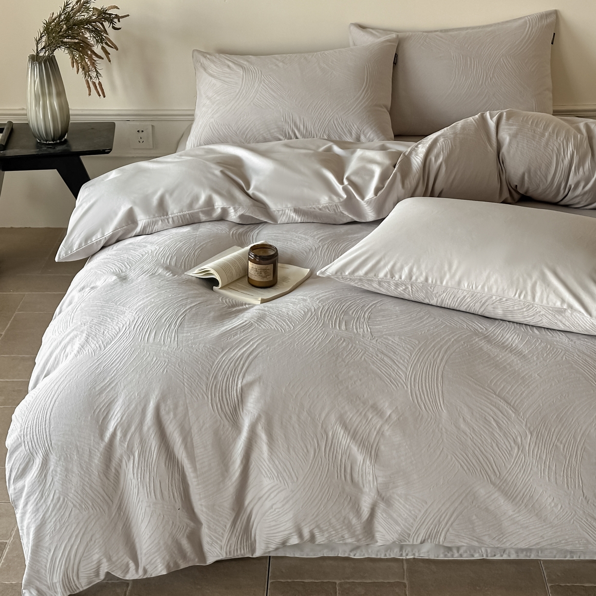 91家纺网 家纺一手货源 找家纺 如一  2026新款60S全棉水洗提花立体厚织浮雕四件套 肌理-雅致银