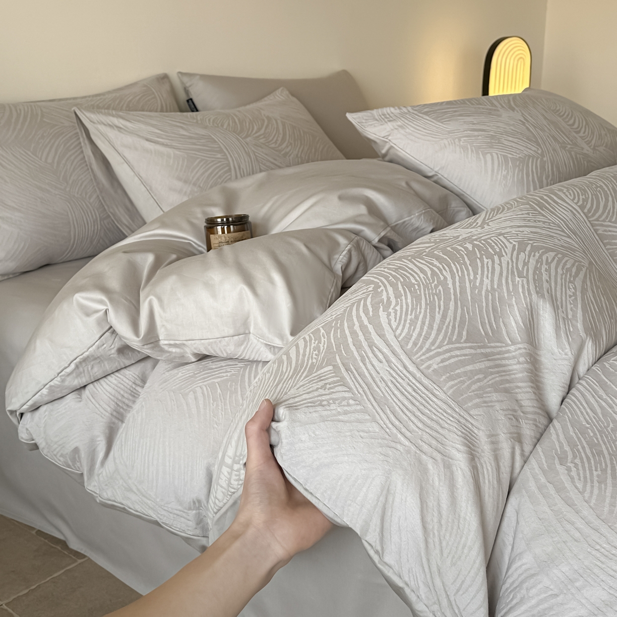 91家纺网 家纺一手货源 找家纺 如一  2026新款60S全棉水洗提花立体厚织浮雕四件套 肌理-雅致银