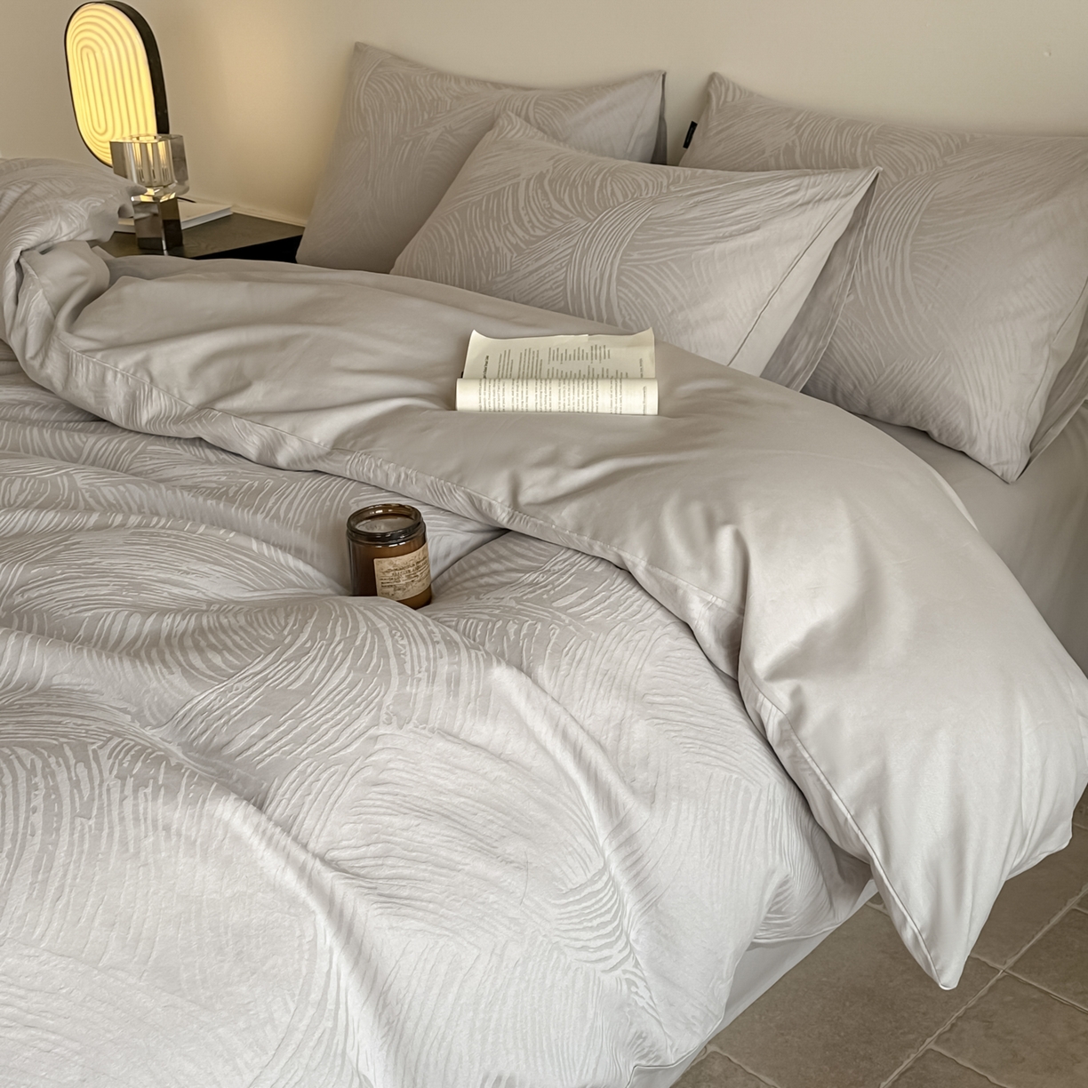 91家纺网 家纺一手货源 找家纺 如一  2026新款60S全棉水洗提花立体厚织浮雕四件套 肌理-雅致银