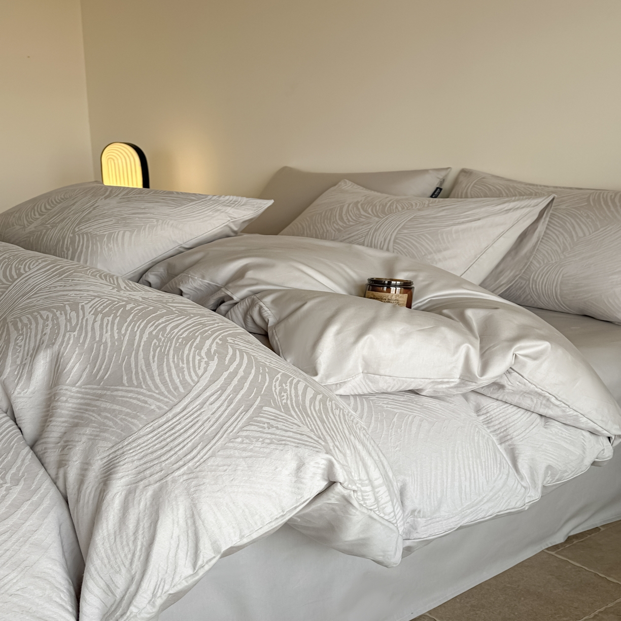 91家纺网 家纺一手货源 找家纺 如一  2026新款60S全棉水洗提花立体厚织浮雕四件套 肌理-雅致银