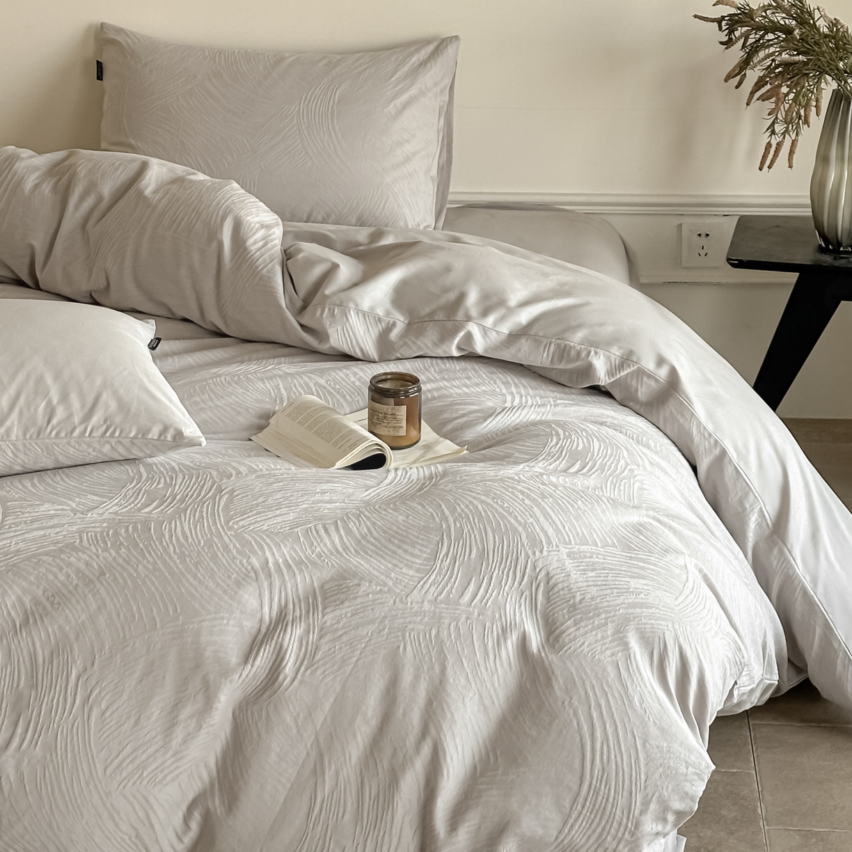 91家纺网 家纺一手货源 找家纺 如一  2026新款60S全棉水洗提花立体厚织浮雕四件套 肌理-雅致银