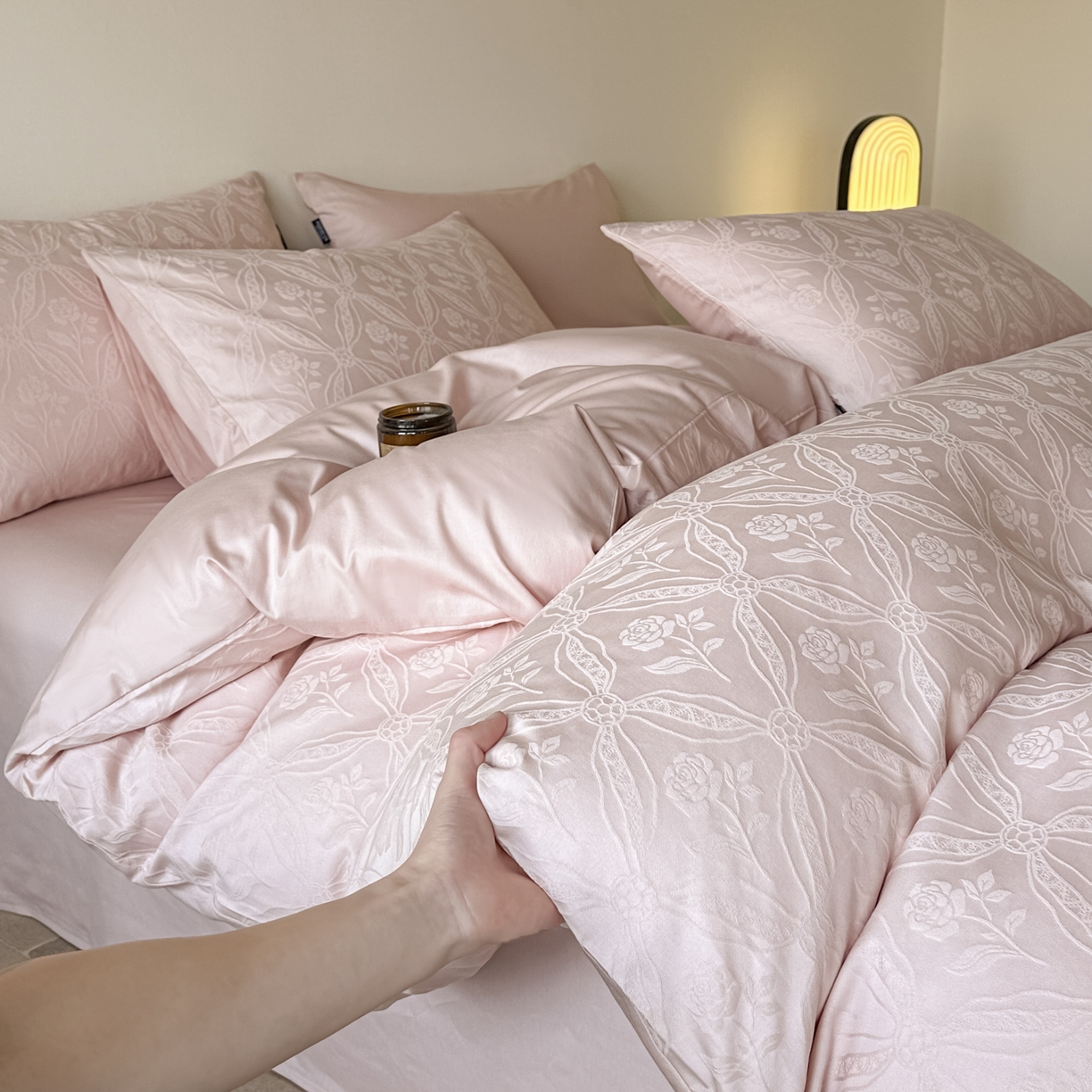 91家纺网 家纺一手货源 找家纺 如一  2026新款60S全棉水洗提花立体厚织浮雕四件套 暗香-唯美粉