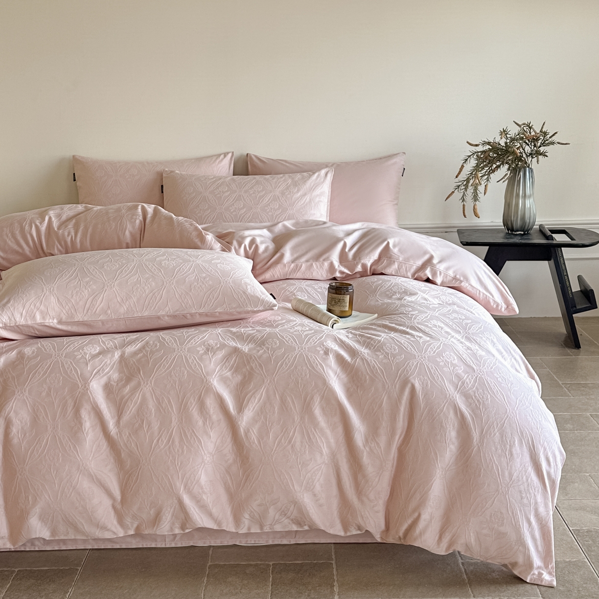 91家纺网 家纺一手货源 找家纺 如一  2026新款60S全棉水洗提花立体厚织浮雕四件套 暗香-唯美粉