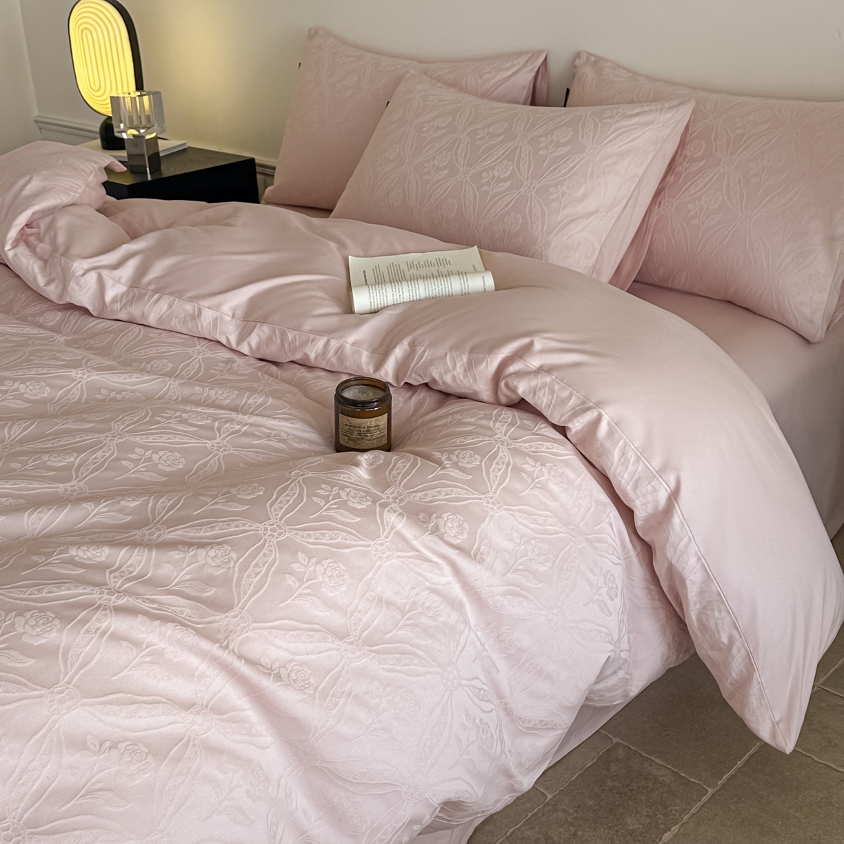 91家纺网 家纺一手货源 找家纺 如一  2026新款60S全棉水洗提花立体厚织浮雕四件套 暗香-唯美粉