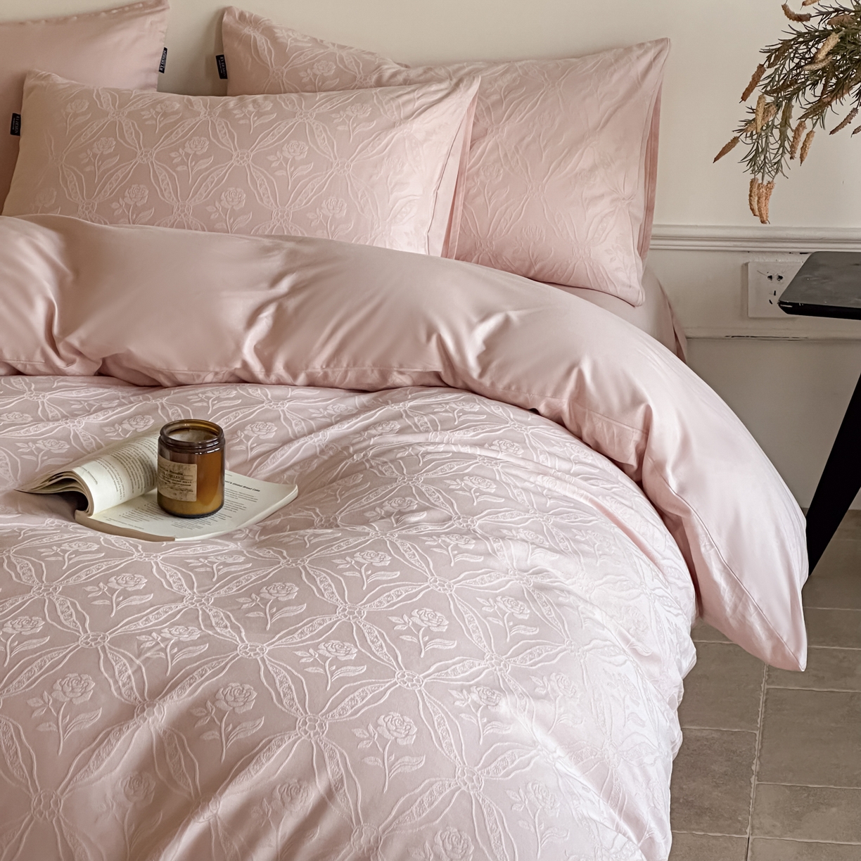 91家纺网 家纺一手货源 找家纺 如一  2026新款60S全棉水洗提花立体厚织浮雕四件套 暗香-唯美粉