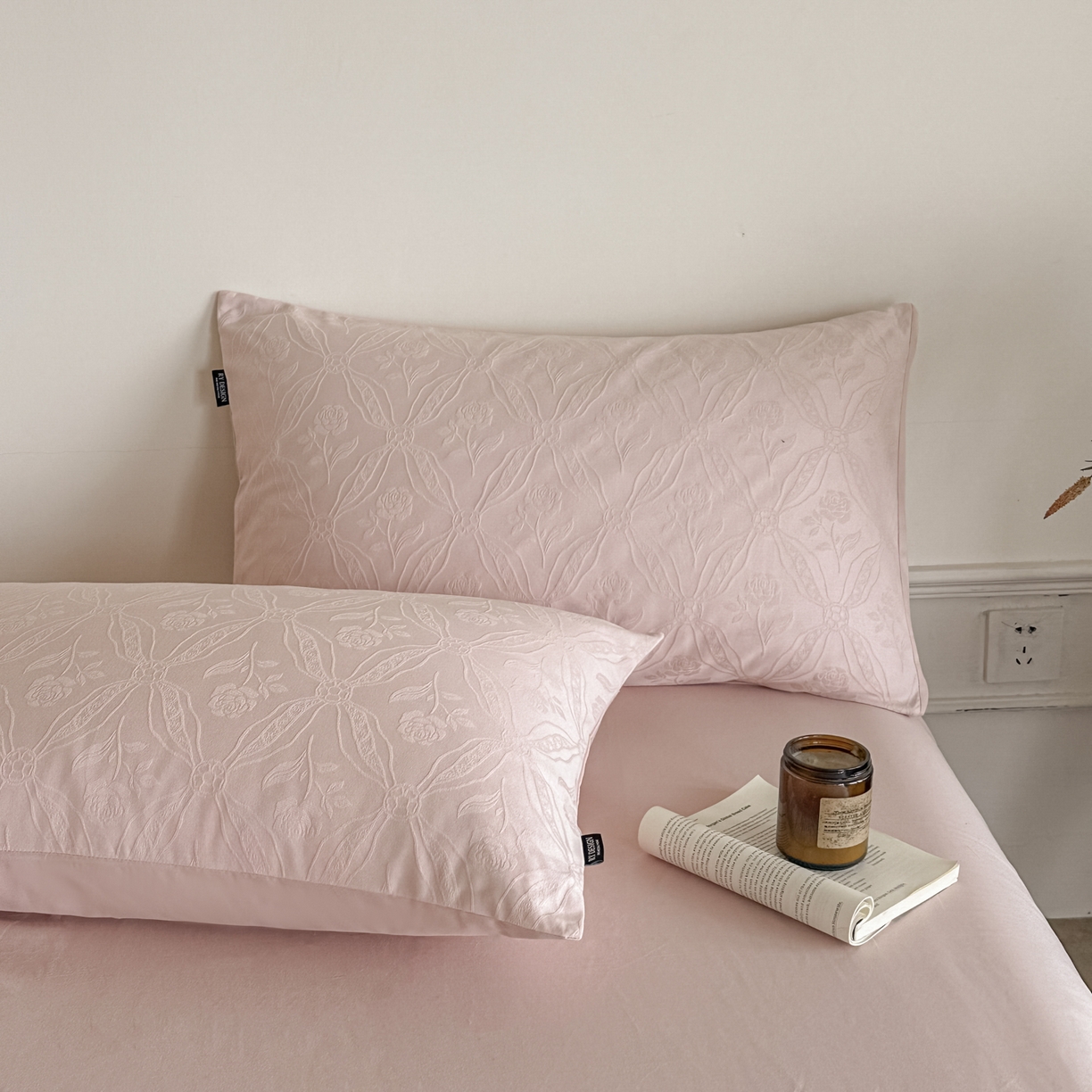 91家纺网 家纺一手货源 找家纺 如一  2026新款60S全棉水洗提花立体厚织浮雕四件套 暗香-唯美粉