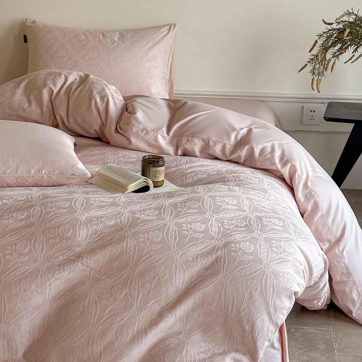 91家纺网 家纺一手货源 找家纺 如一  2026新款60S全棉水洗提花立体厚织浮雕四件套 暗香-唯美粉