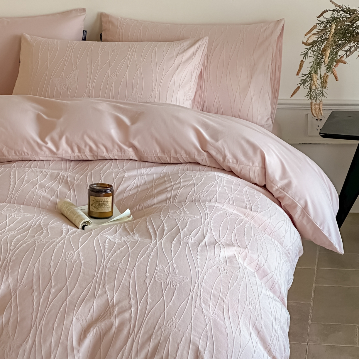 91家纺网 家纺一手货源 找家纺 如一  2026新款60S全棉水洗提花立体厚织浮雕四件套 蝶梦-唯美粉